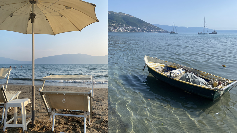 Workation Albanien: Ruhiger Strand mit Sonnenschirm und Stühlen am Meer; daneben ein hölzernes Boot im türkisfarbenen Wasser.