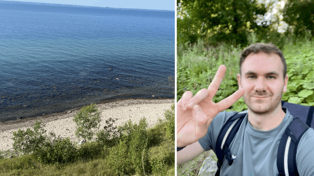 Bild einer malerischen Küste bei der Workation in Lübeck, nebendran ein Mann mit Rucksack und Peace Zeichen zeigend.